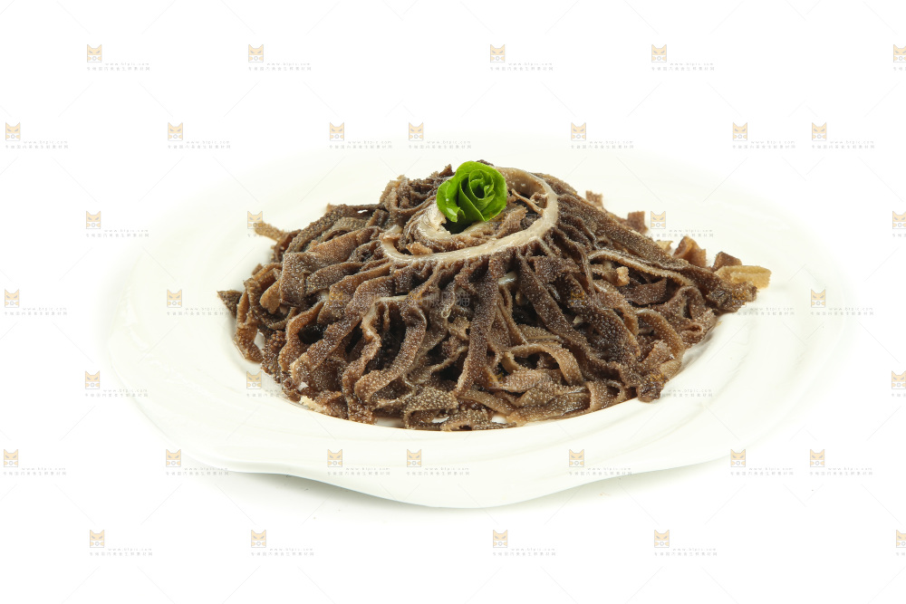 白底上放着一盘牛百叶