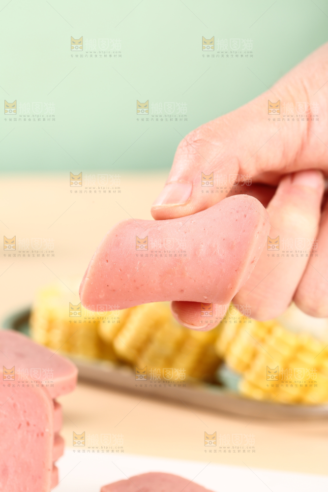 手里拿着火腿肠