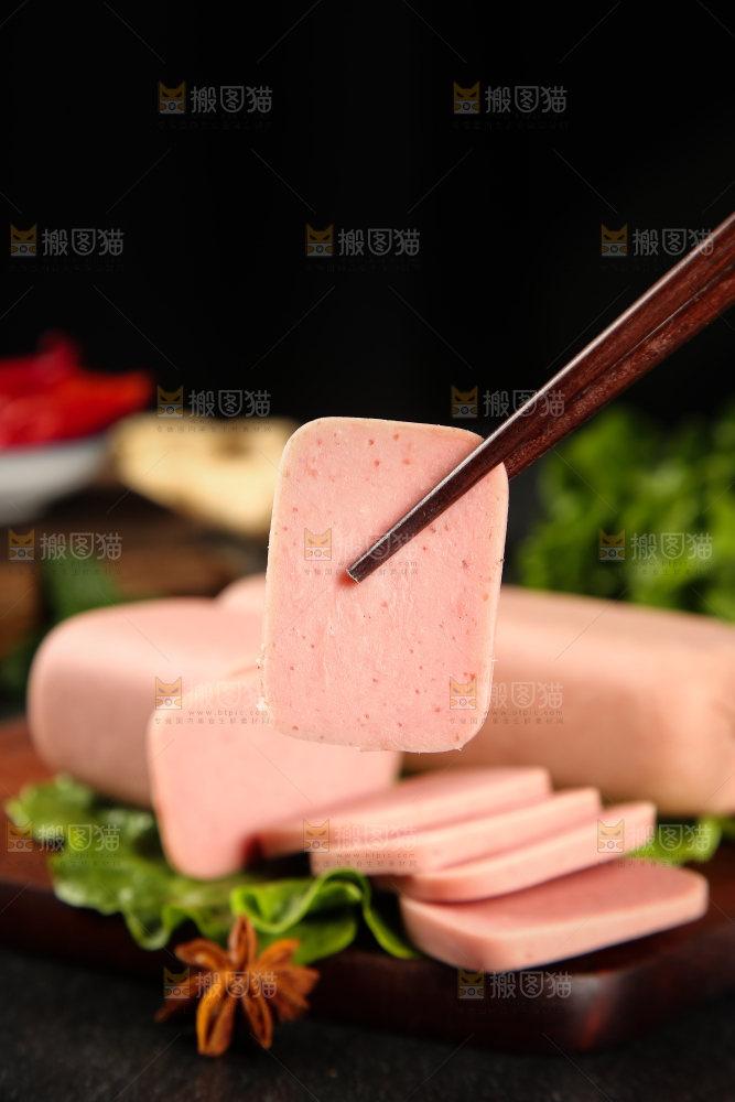 筷子上夹着午餐肉