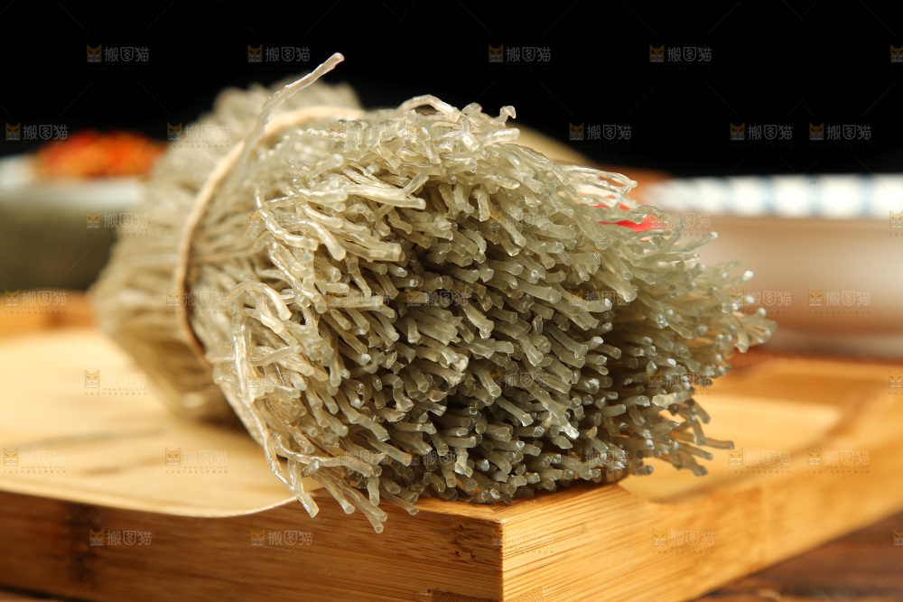 木盘里装着红薯粉