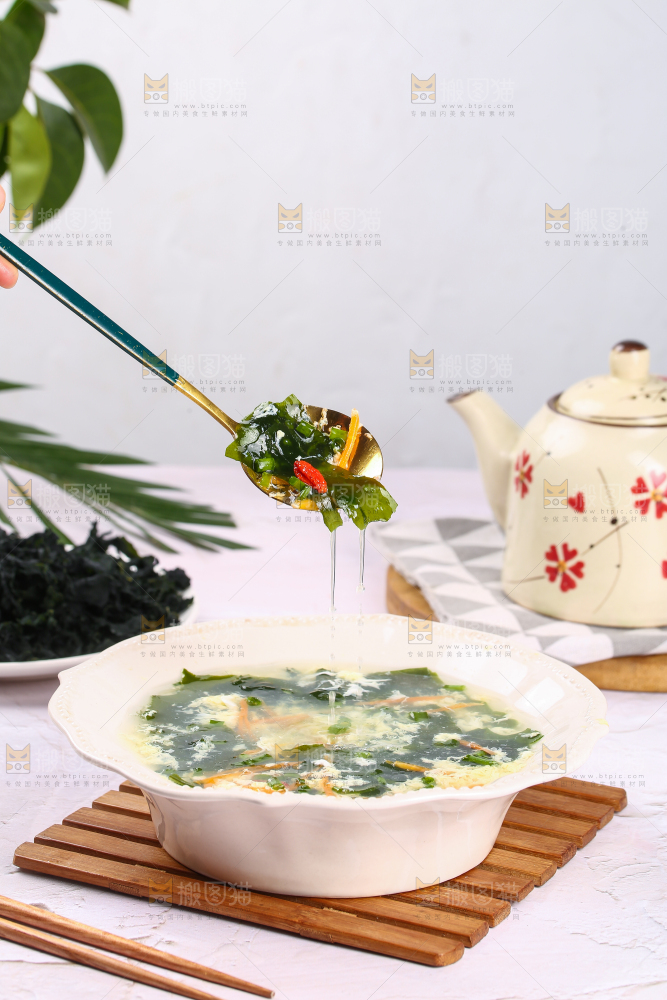 碗里装着裙带菜汤