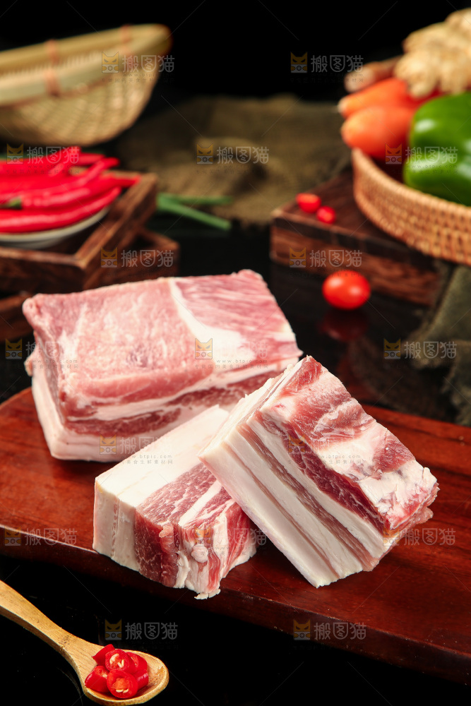 木板上放着五花咸肉