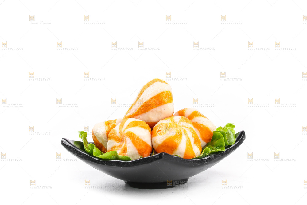白底上放着一碟心鱼丸
