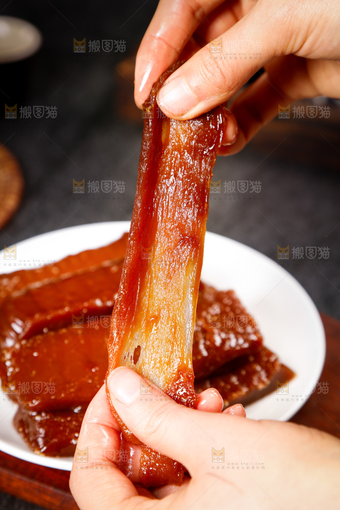 手里拿着红糖年糕