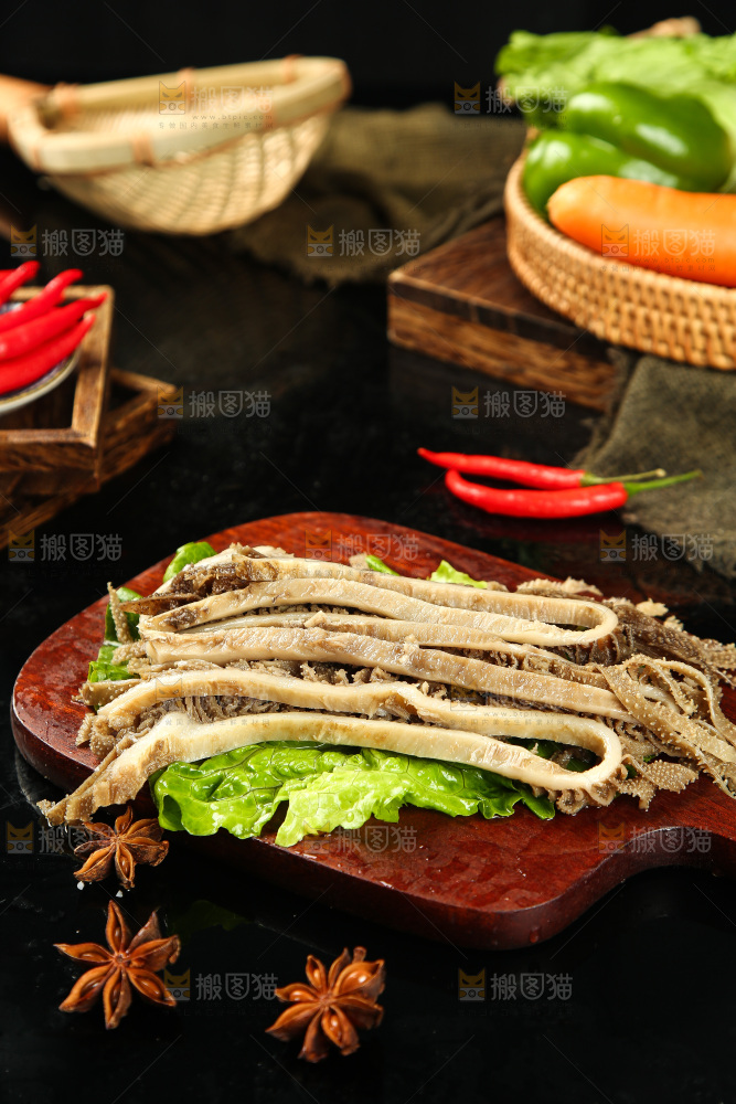 木板上放着牛百叶