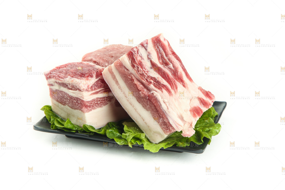 白底上放着五花肉