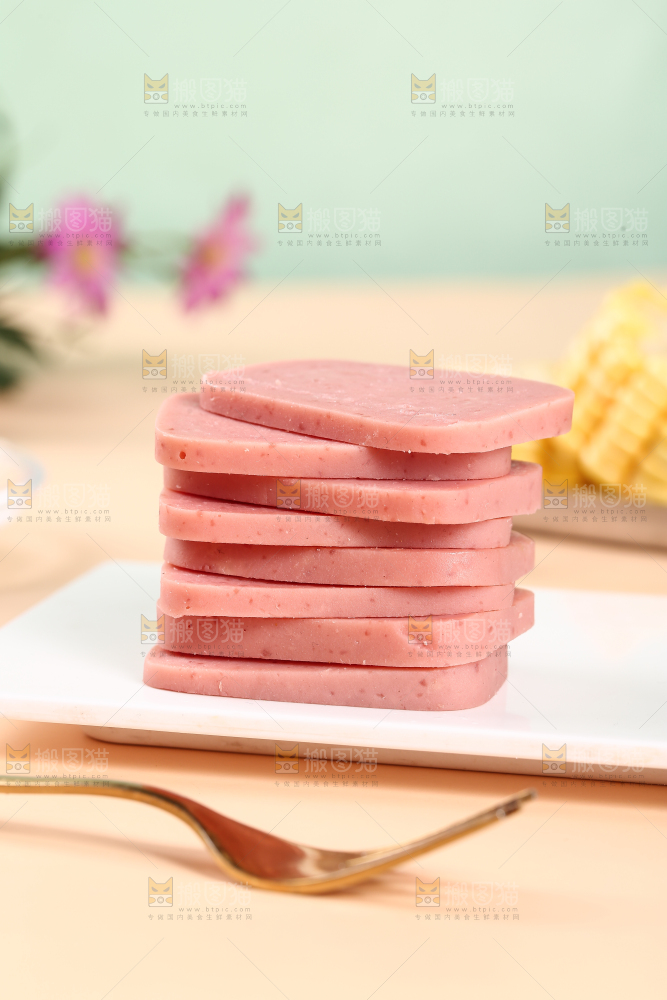 盘子里切片的午餐肉肠
