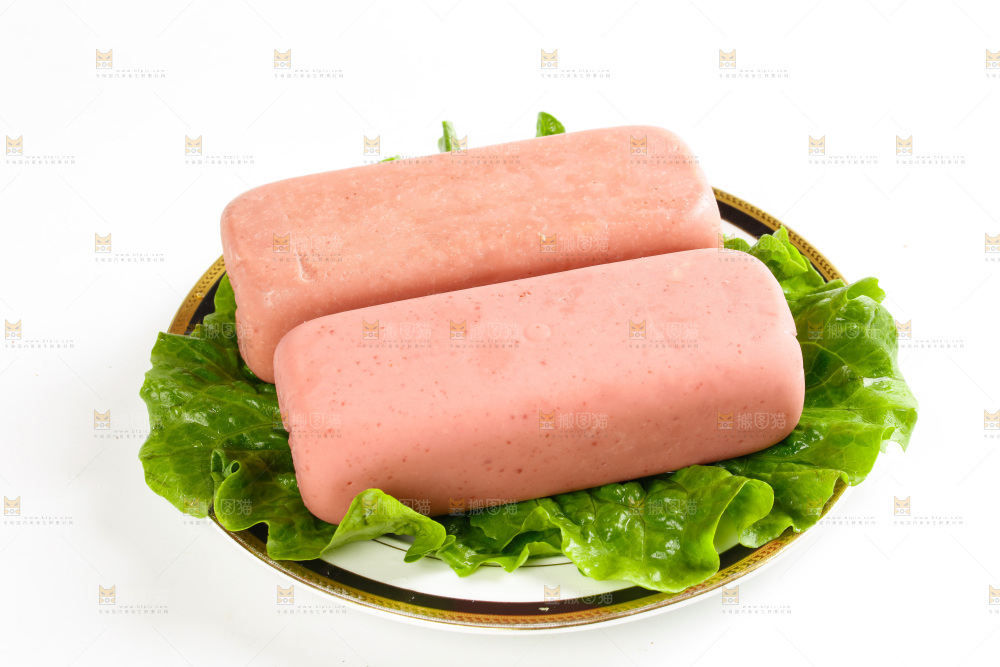 白底上放着一盘午餐肉