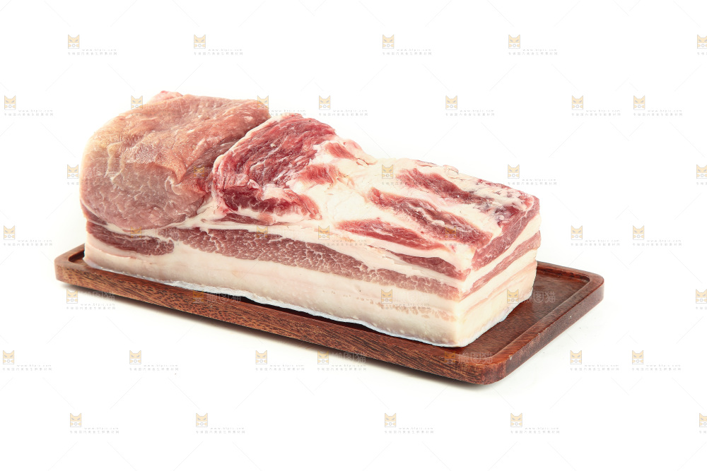 木板上的五花肉