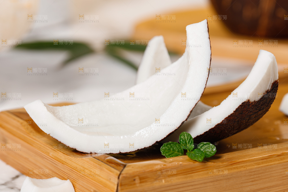 木盘里放着椰肉