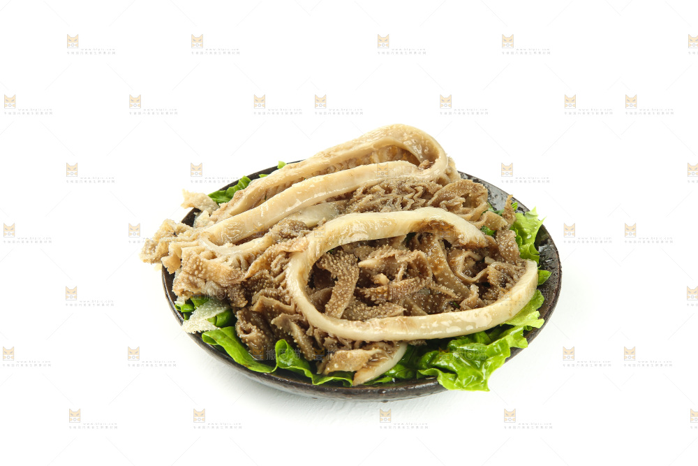 白底上放着一盘牛百叶