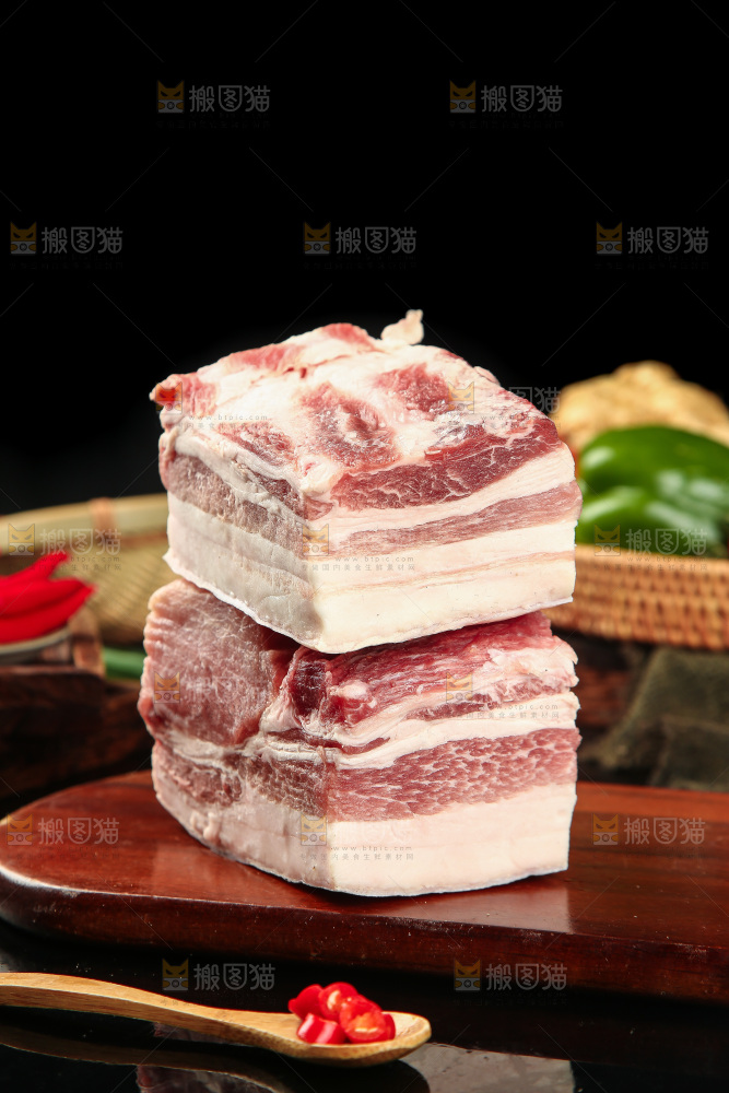 木板上放着五花肉
