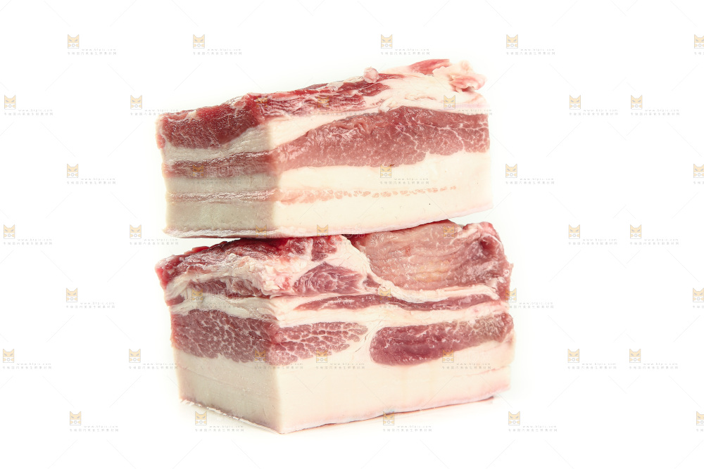 白底上放着五花肉