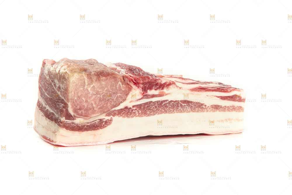 白底上放着五花肉