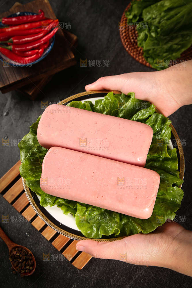 手里端着一盘午餐肉肠