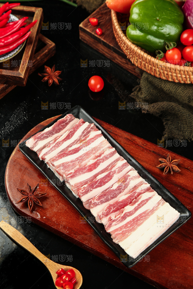 盘子里装着五花肉片
