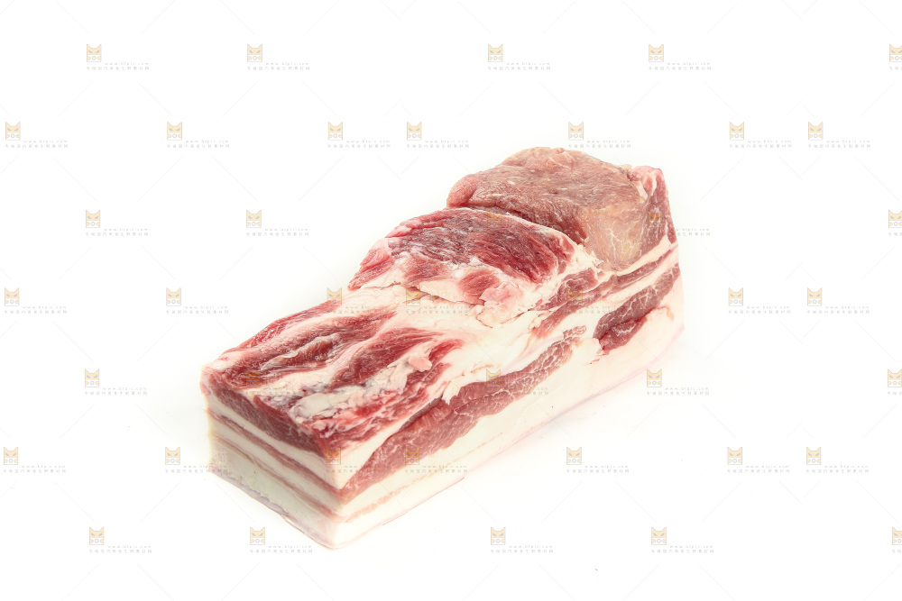 白底上放着五花肉