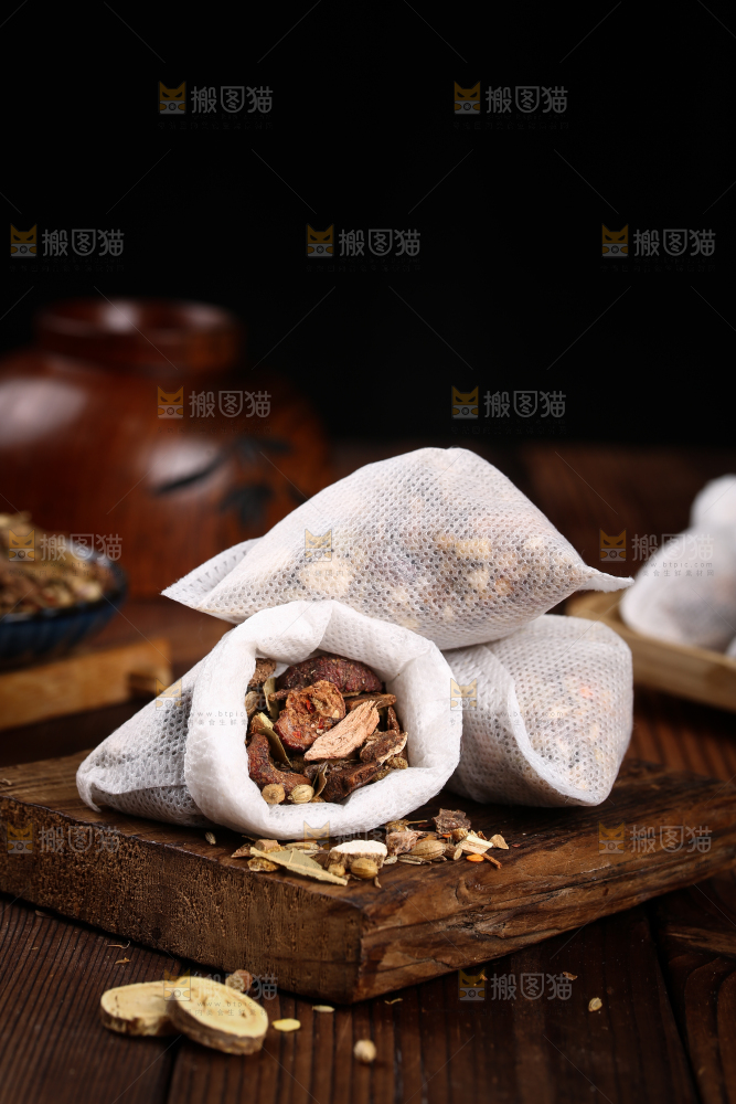 袋子里装着卤料