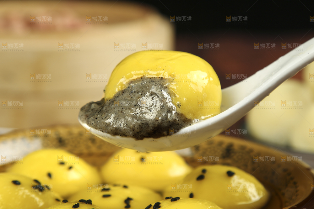 勺子上舀着黑芝麻汤圆
