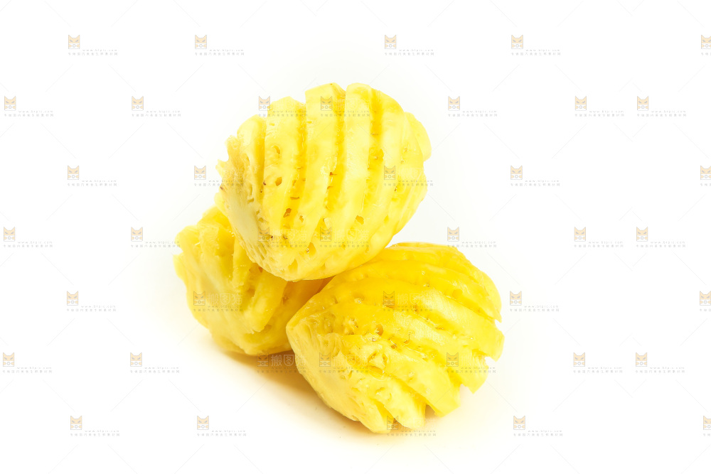 白底上放着去皮小菠萝