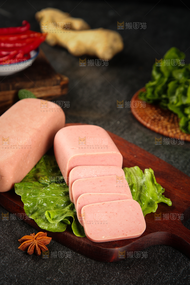 木板上放着午餐肉切片
