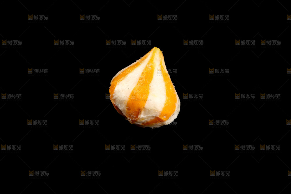 黑底上放着鱼籽包