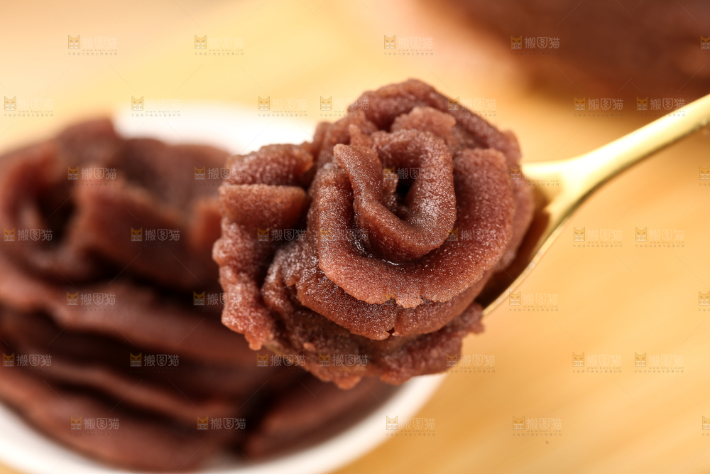 勺子上舀着红豆沙