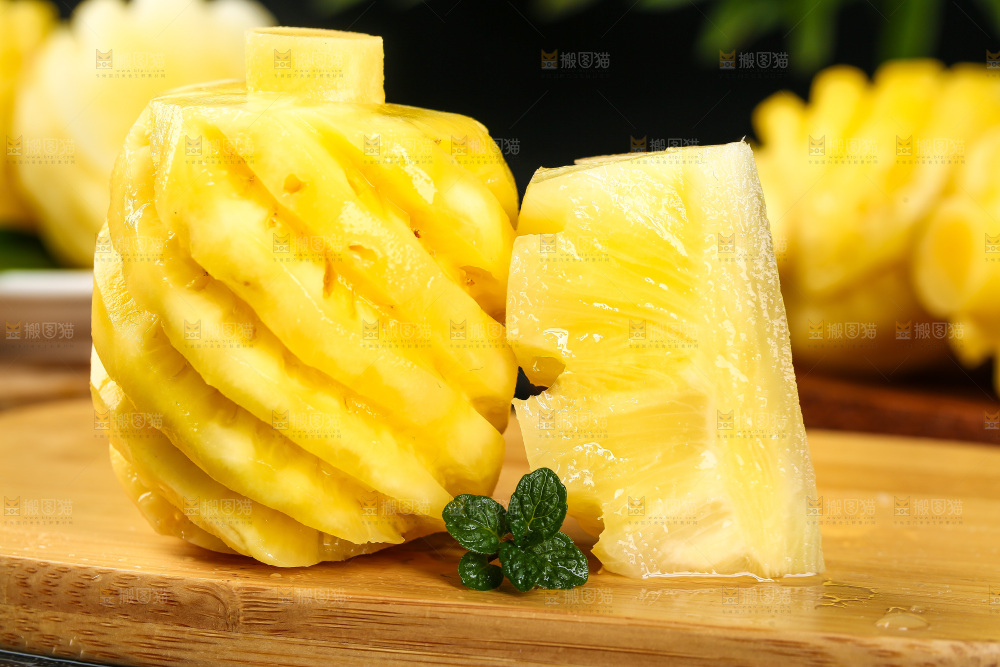 木板上放着去皮小菠萝