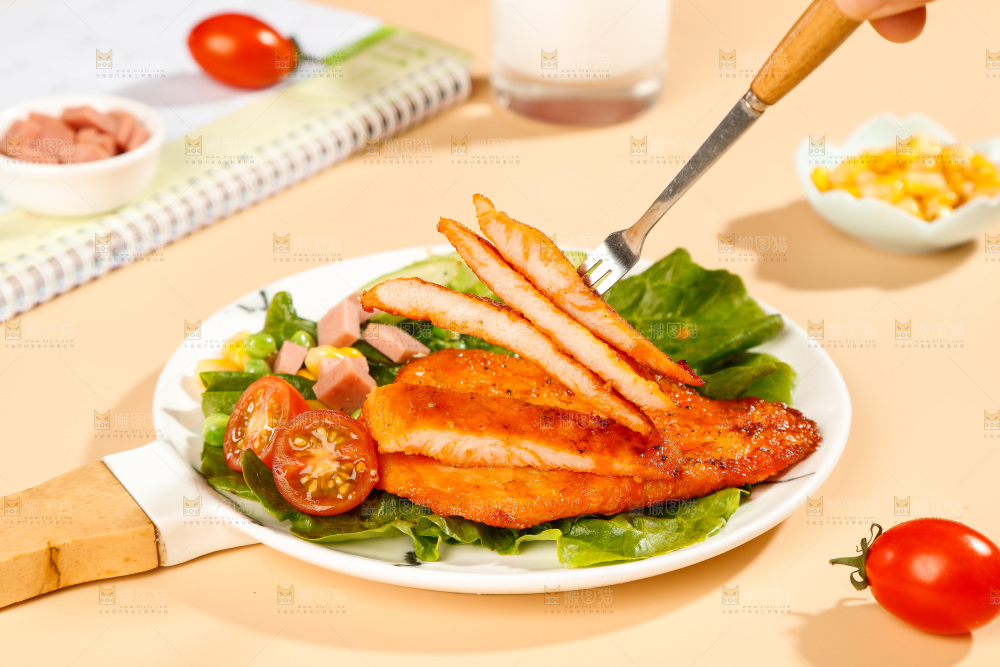 叉子上插着鸡排肉