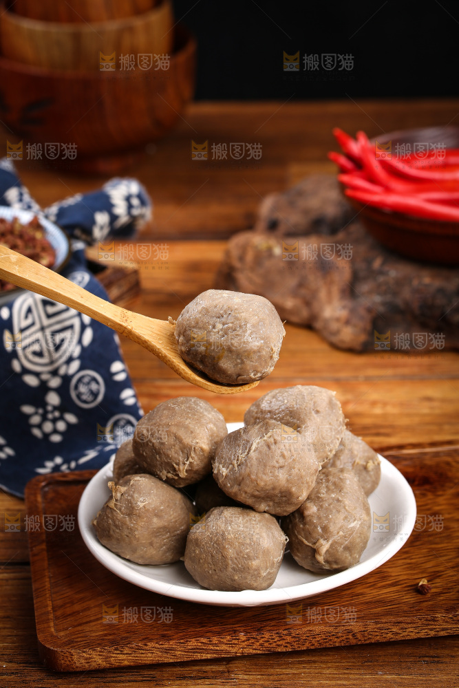 勺子上放着牛肉丸