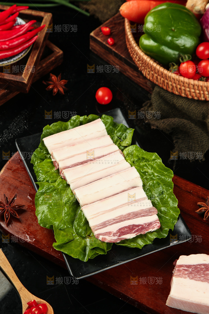 木板上放着一盘五花肉片