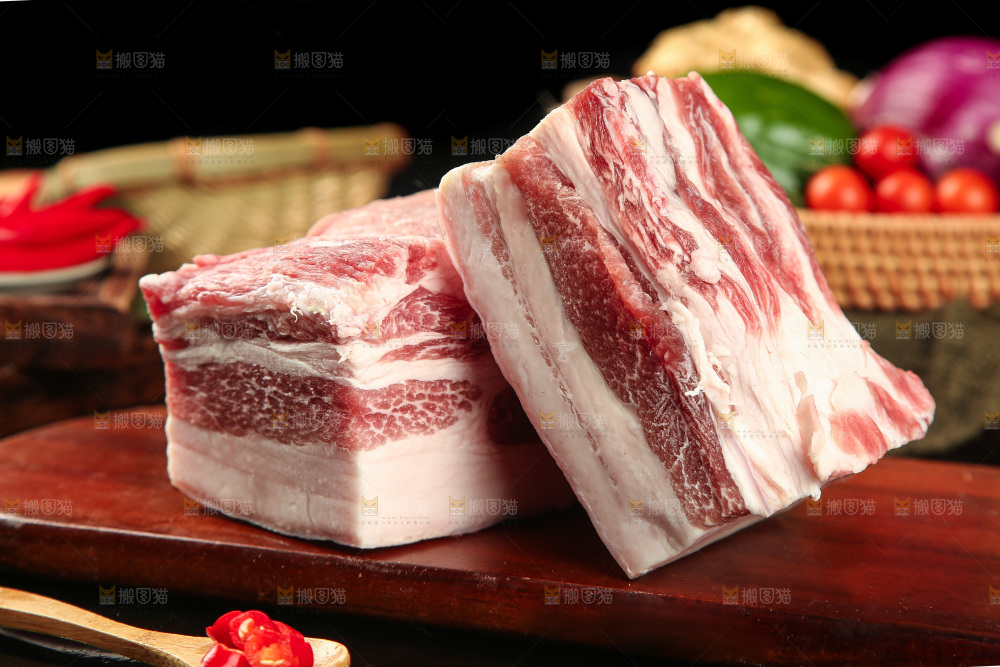 木板上放着带皮五花肉