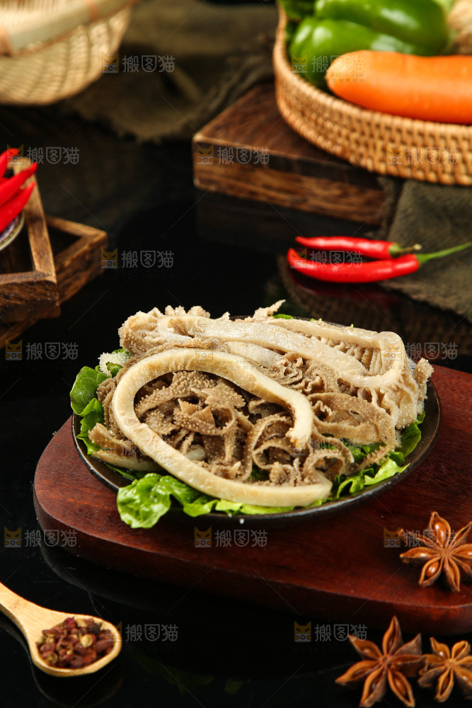 木板上放着一盘火锅牛百叶