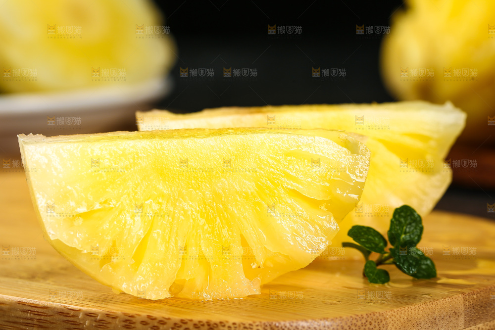 木板上放着去皮小菠萝切块