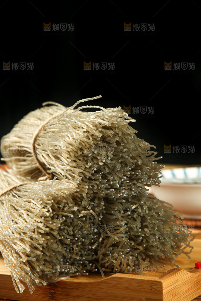 木盘里放着红薯粉