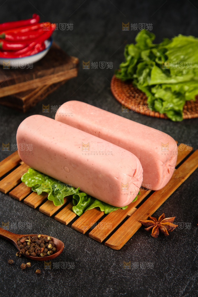 木板上放着火腿肠