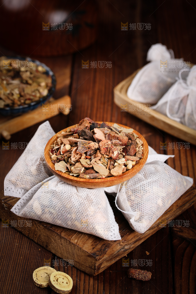 盘子里装着卤料包