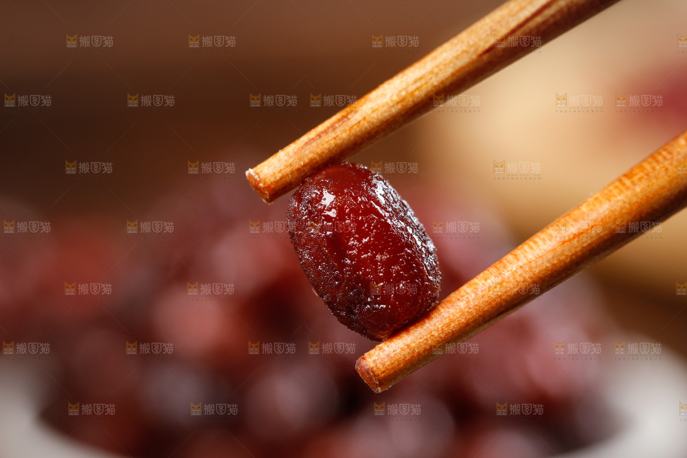 筷子上夹着糖蜜红豆