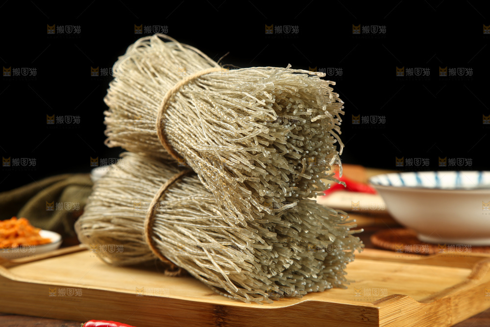 木盘里装着红薯粉