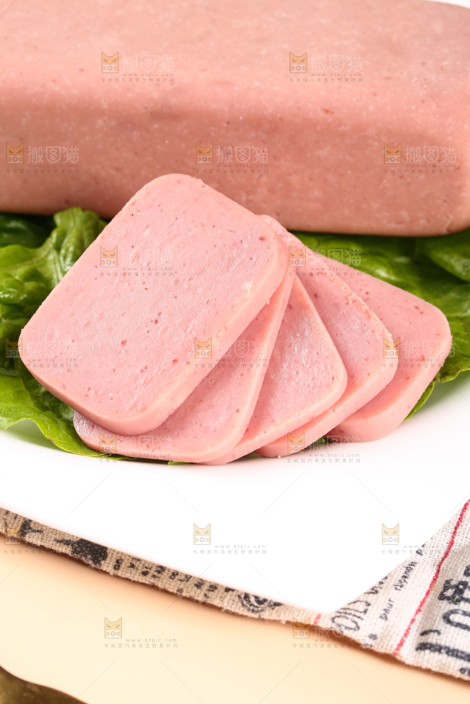 盘子里的火腿肠切片