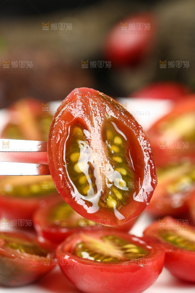 叉子上叉着小番茄
