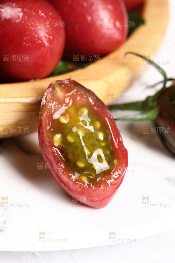 石板放着小番茄果肉