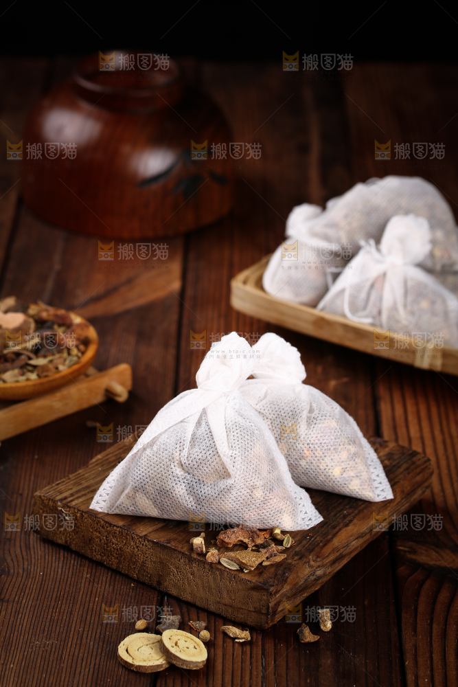 木板上放着卤料包