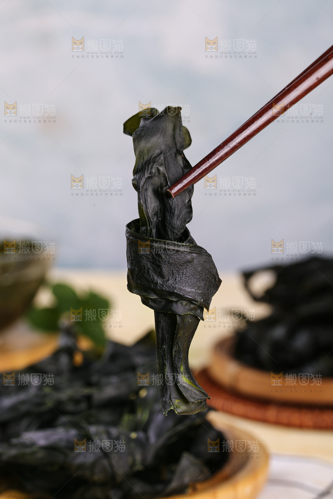 筷子上夹着海带结