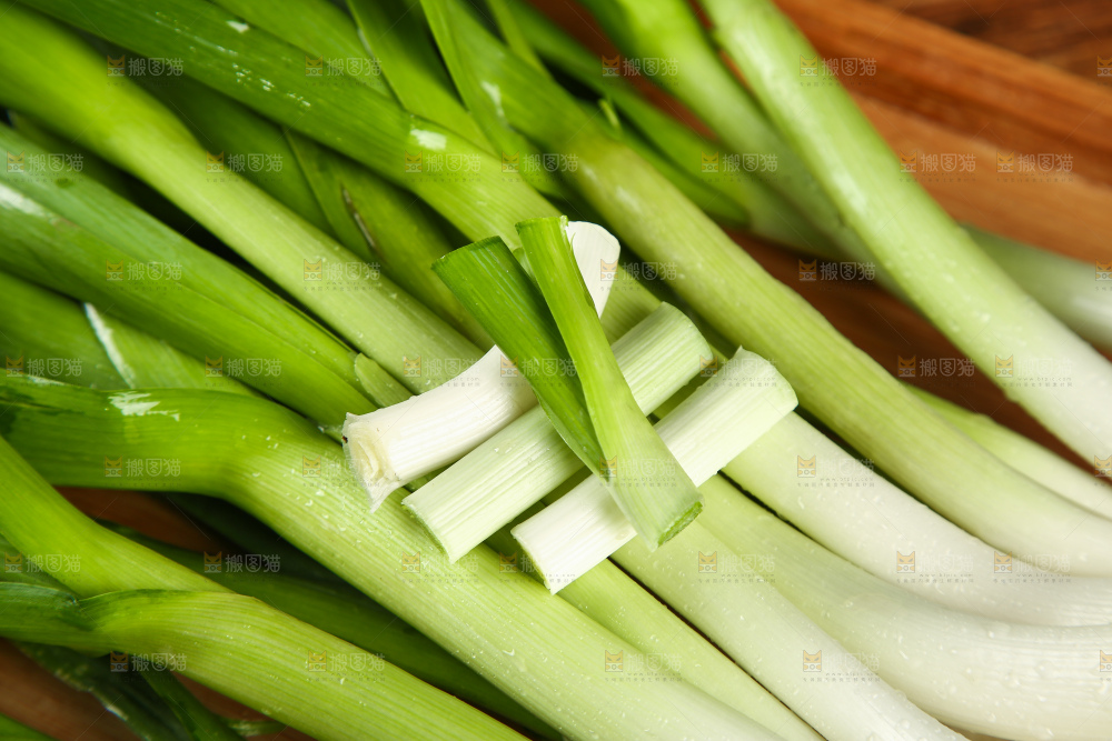 木底上放着大蒜苗