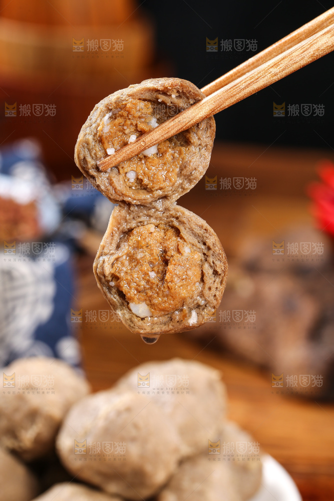 筷子上夹着牛肉丸
