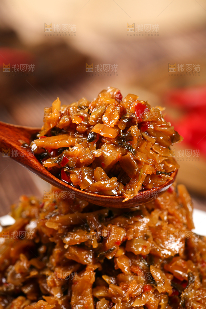 勺子上舀着外婆菜