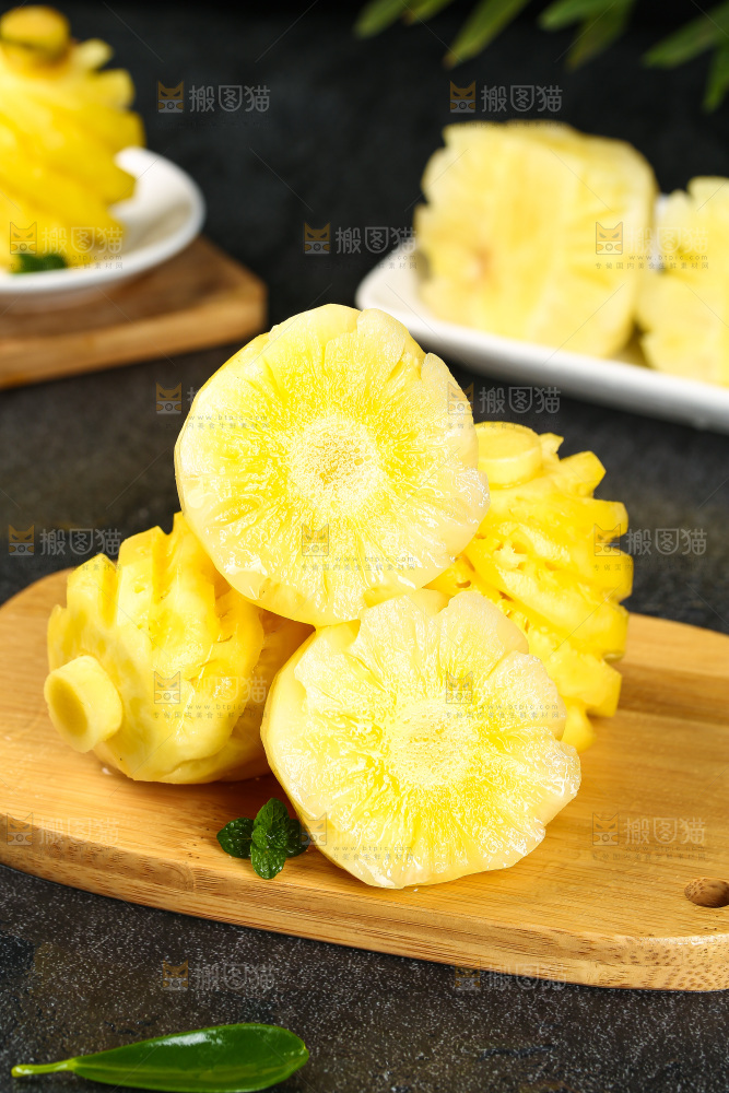 木板上放着一堆泰国小菠萝