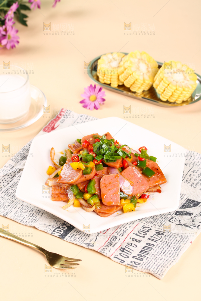 一盘辣椒炒午餐肉