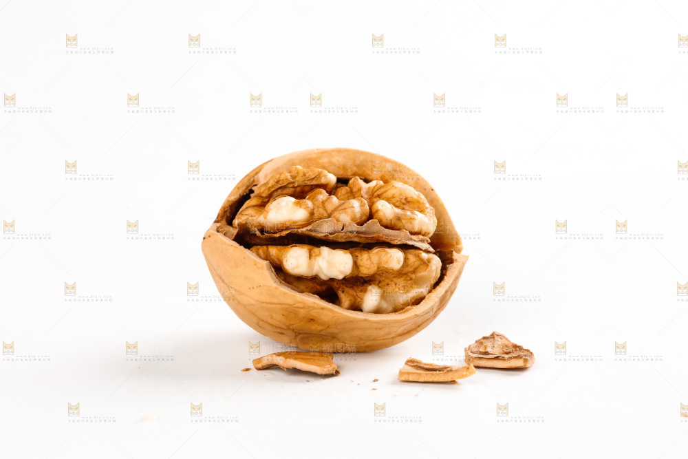 白底上放着烤核桃